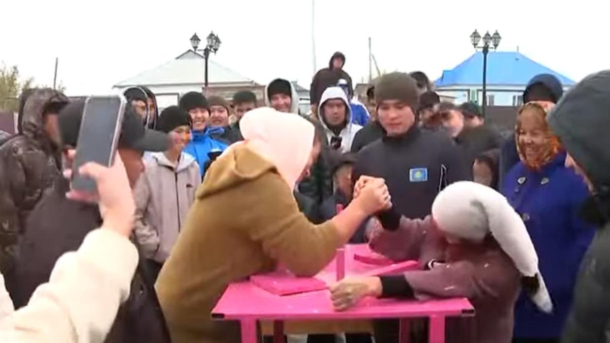 Қол күрестіріп жатқан келіншектер Қол күрестіріп жатқан келіншектер