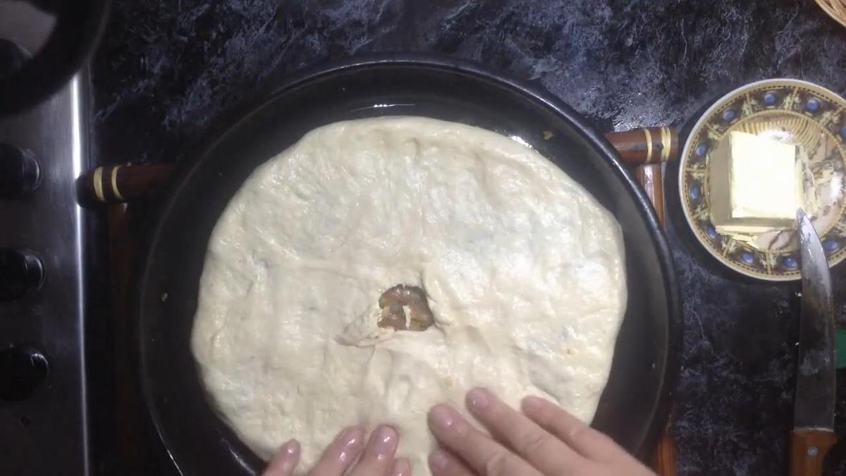 Заготовка на хачапури в форме для выпекания