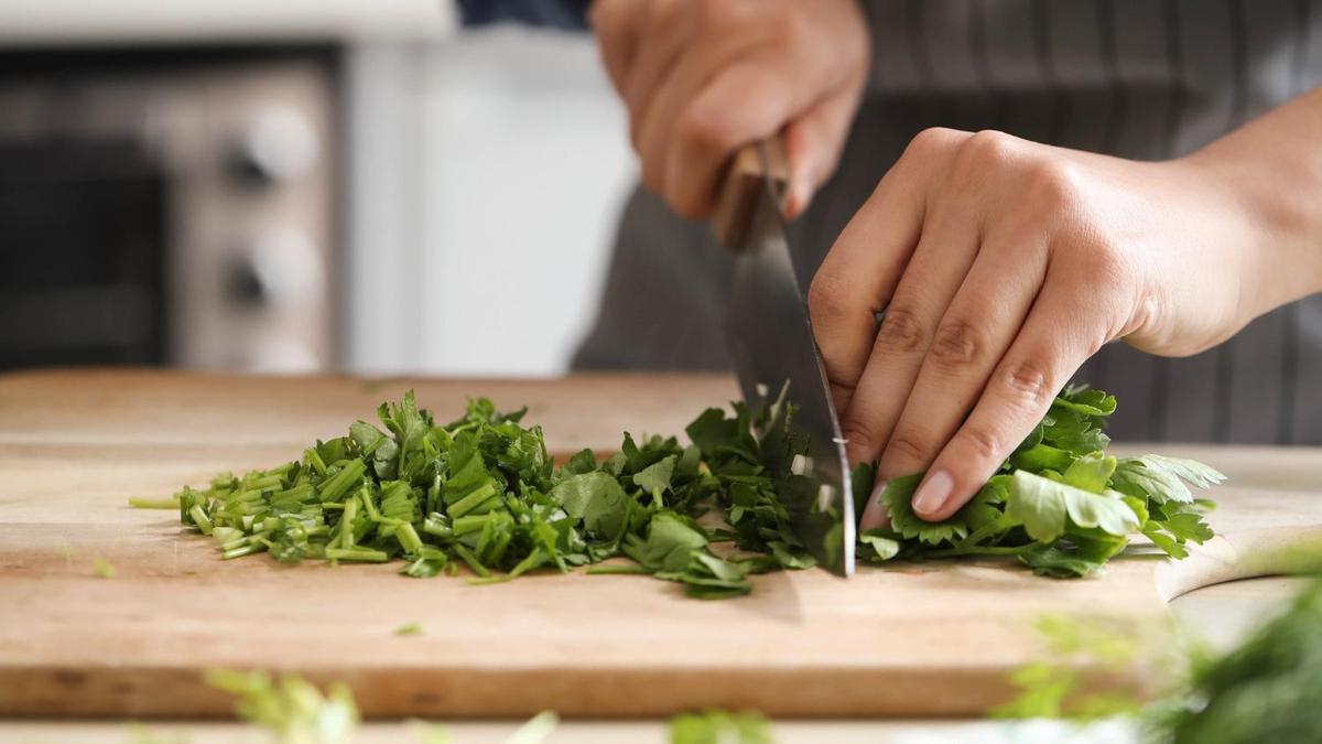 Петрушку нарезают