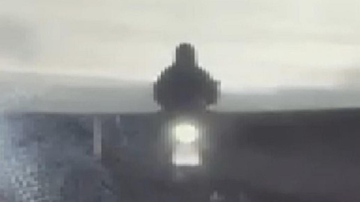 Водитель мопеда едет по трассе в Карагандинской области