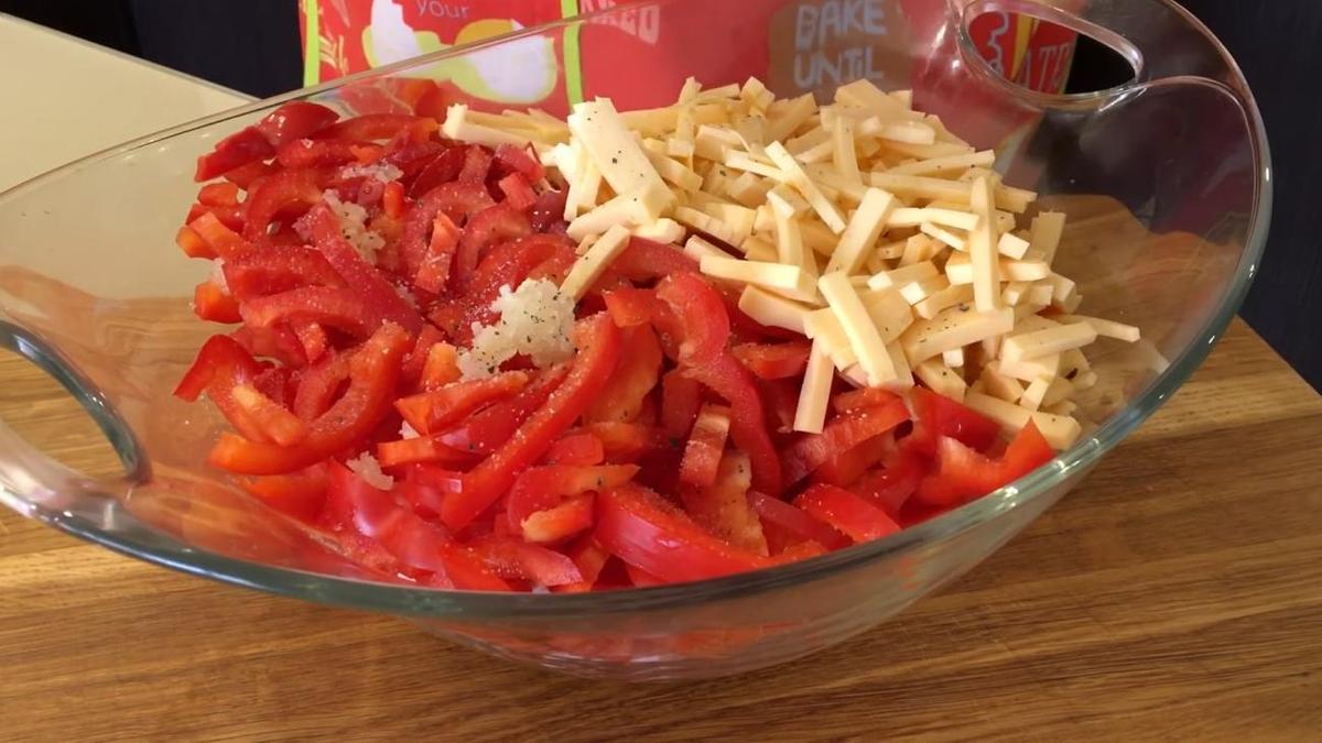 Чеснок соль и перец добавлены в салат