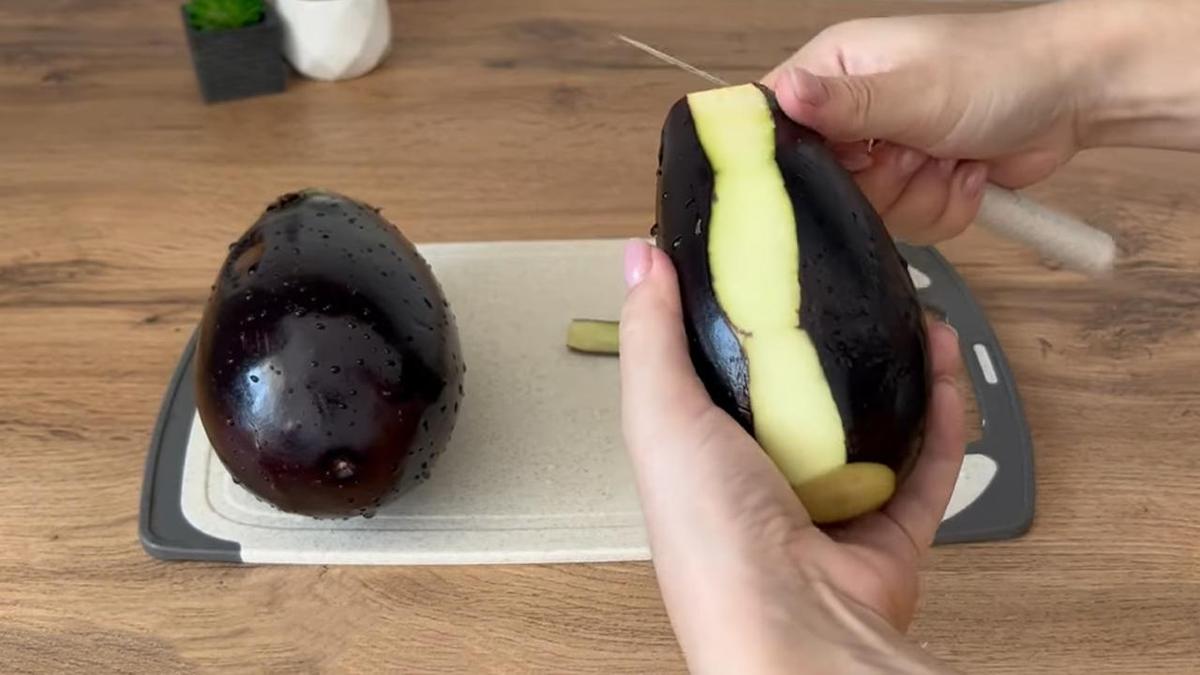Баклажаны очищают ножом от кожуры