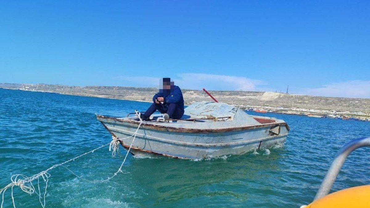 Мужчина сидит в лодке