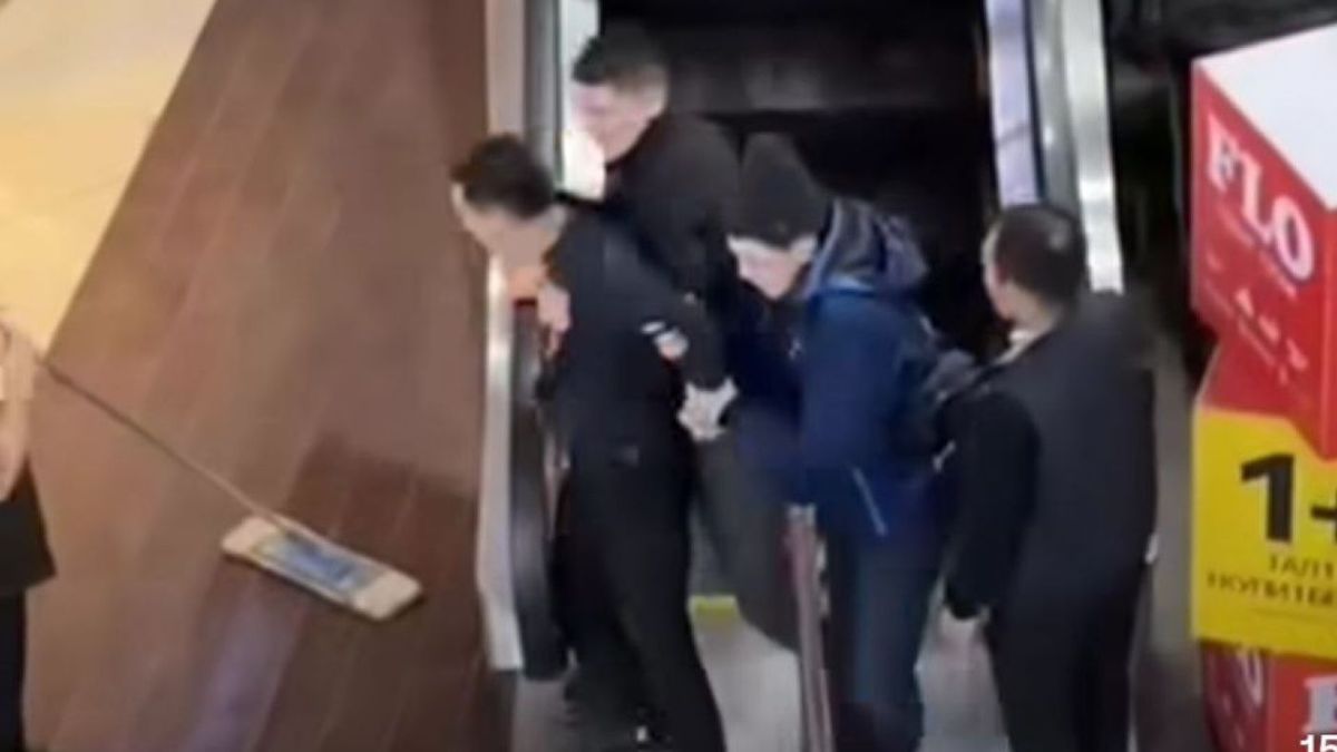 Молодого парня забирают в военкомат