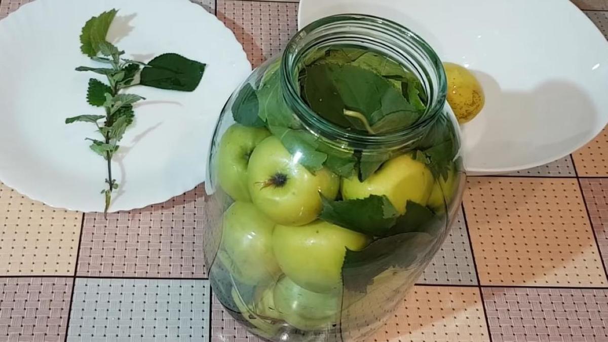 Яблоки сложены в банку