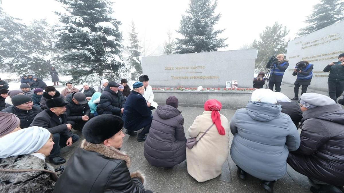 Алматылықтар "Тағзым" мемориалына гүл қойды