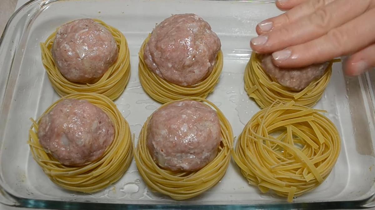 В стеклянной форе макароны гнезда и мясные тефтели