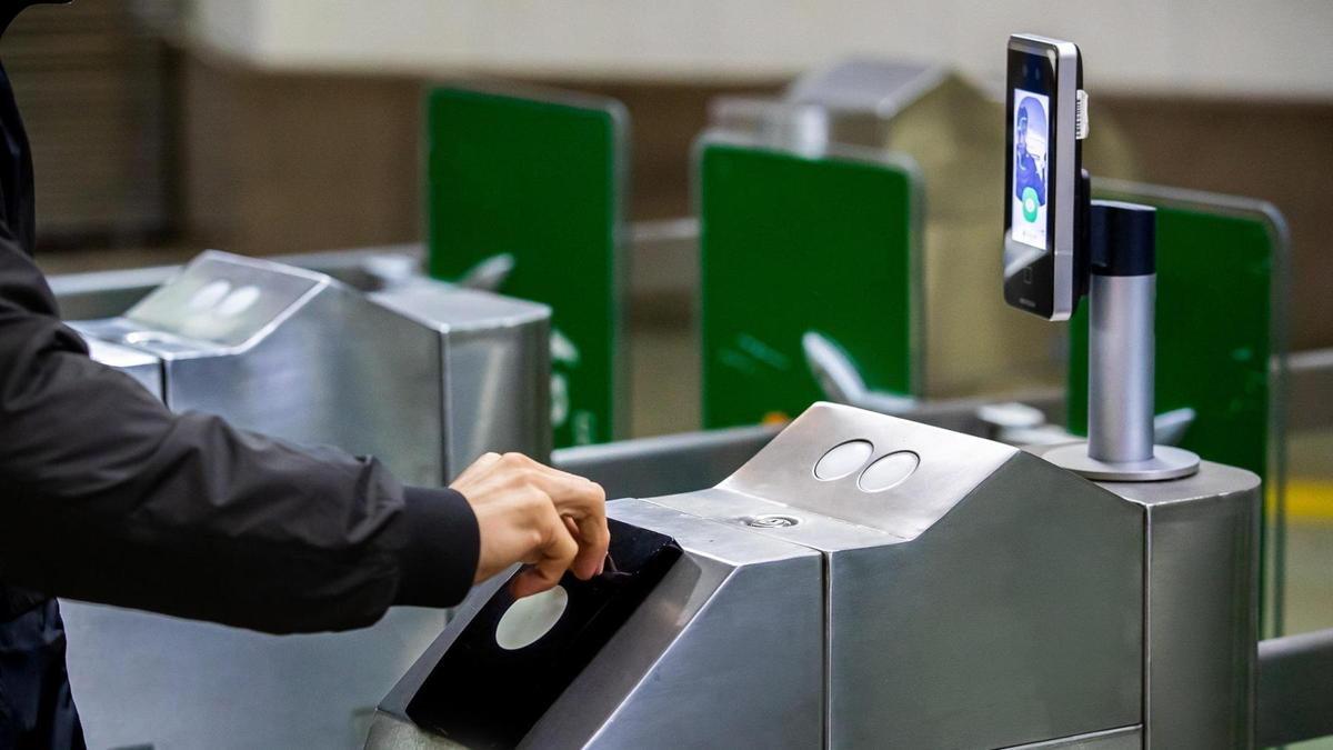Алматы метросындағы жетон салатын турникет Алматы метросындағы жетон салатын турникет