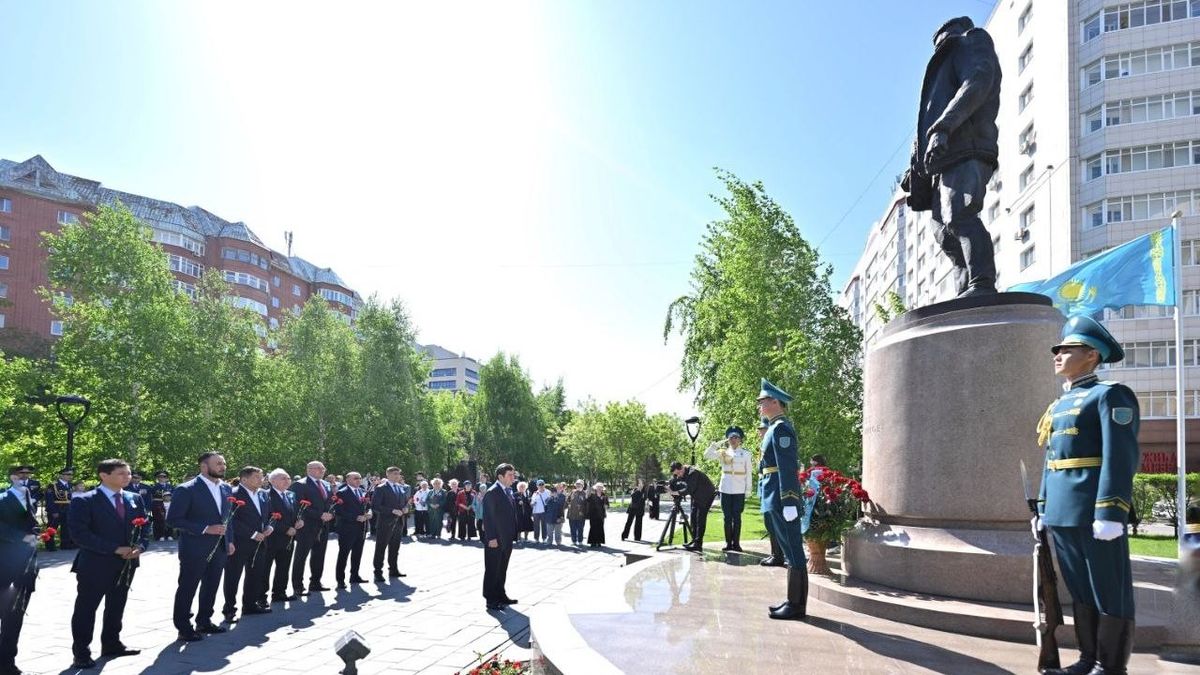 Возложение цветов к памятнику дважды Герою Советского Союза Талгату Бигельдинову