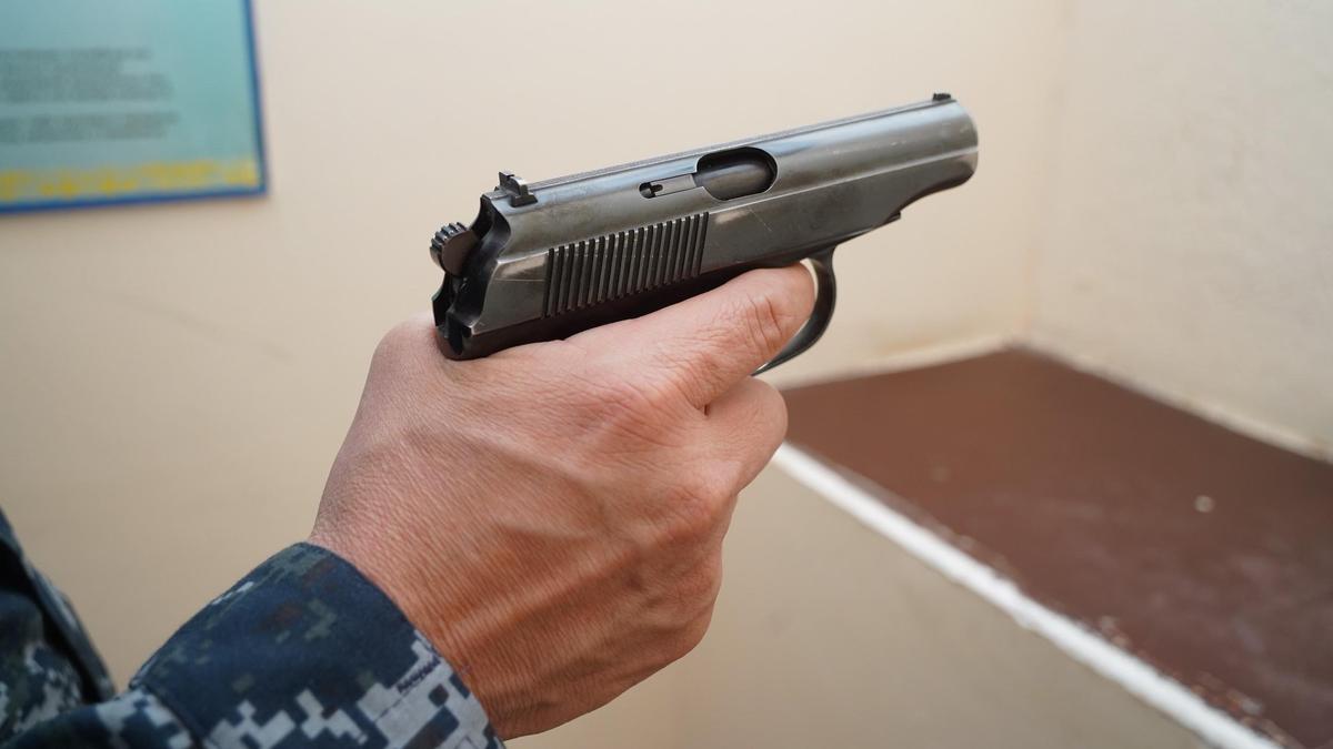 Полицейский с табельным оружием Полицейский с табельным оружием