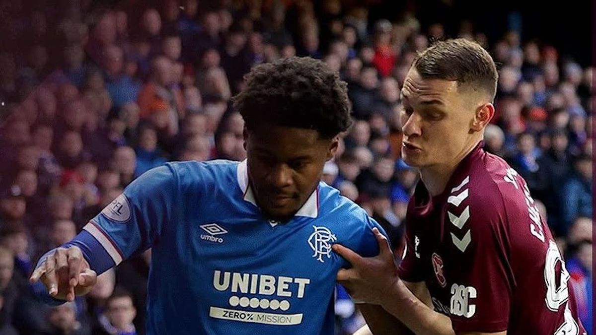 Казахстанский футболист Ислам Чесноков (справа)