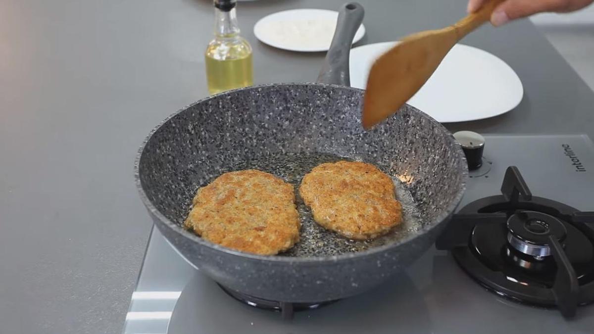 Обжарьте шницели на растительном масле
