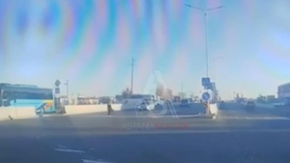 Пешеход переходит дорогу