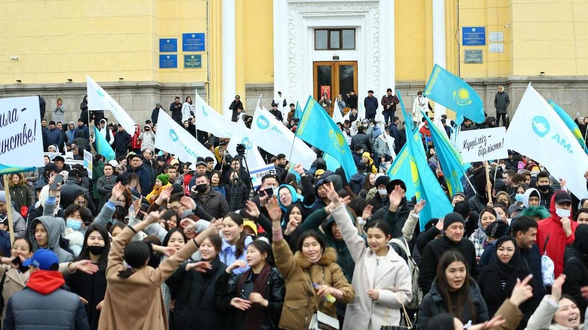 Партия AMANAT провела митинг в поддержку послания президента