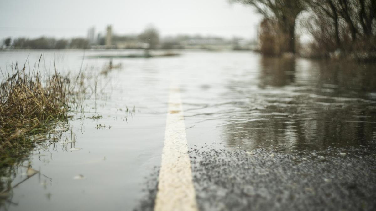 Дорогу затопило водой