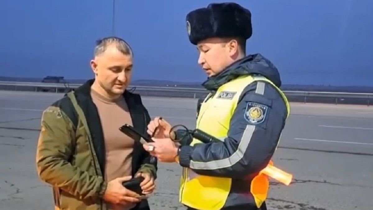 Водитель и полицейский в Карагандинской области