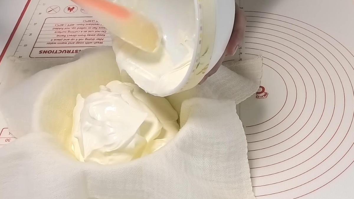Сметану из миски перекладывают на марлю