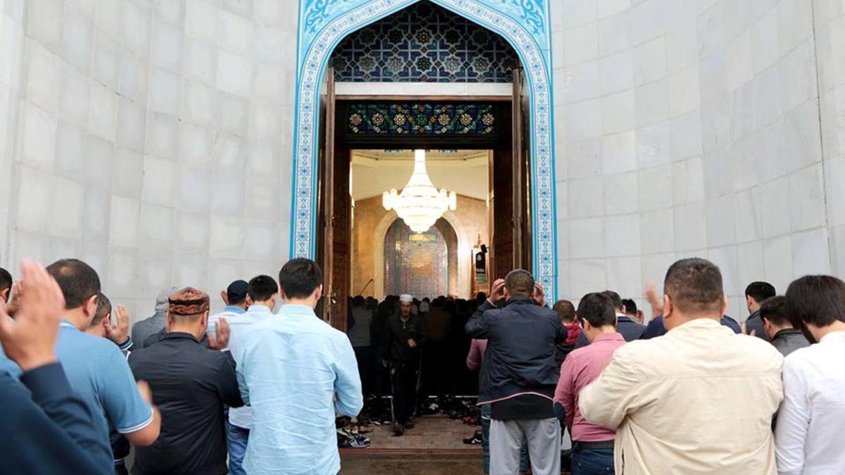 Начало рамадана в казахстане. Курбан айт мечети Казахстана. Мусульмане в мечети. Соборная мечеть на айт намаз. Рамадан мечеть Россия.