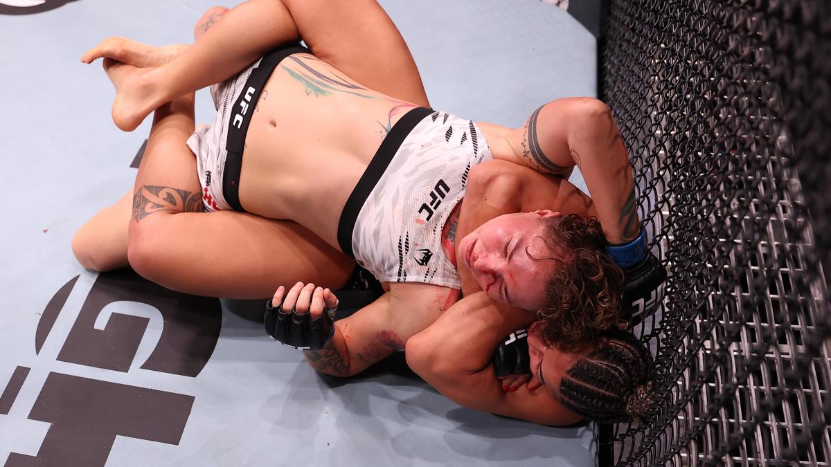 Российский боец ММА Ирина Алексеева (в белом)