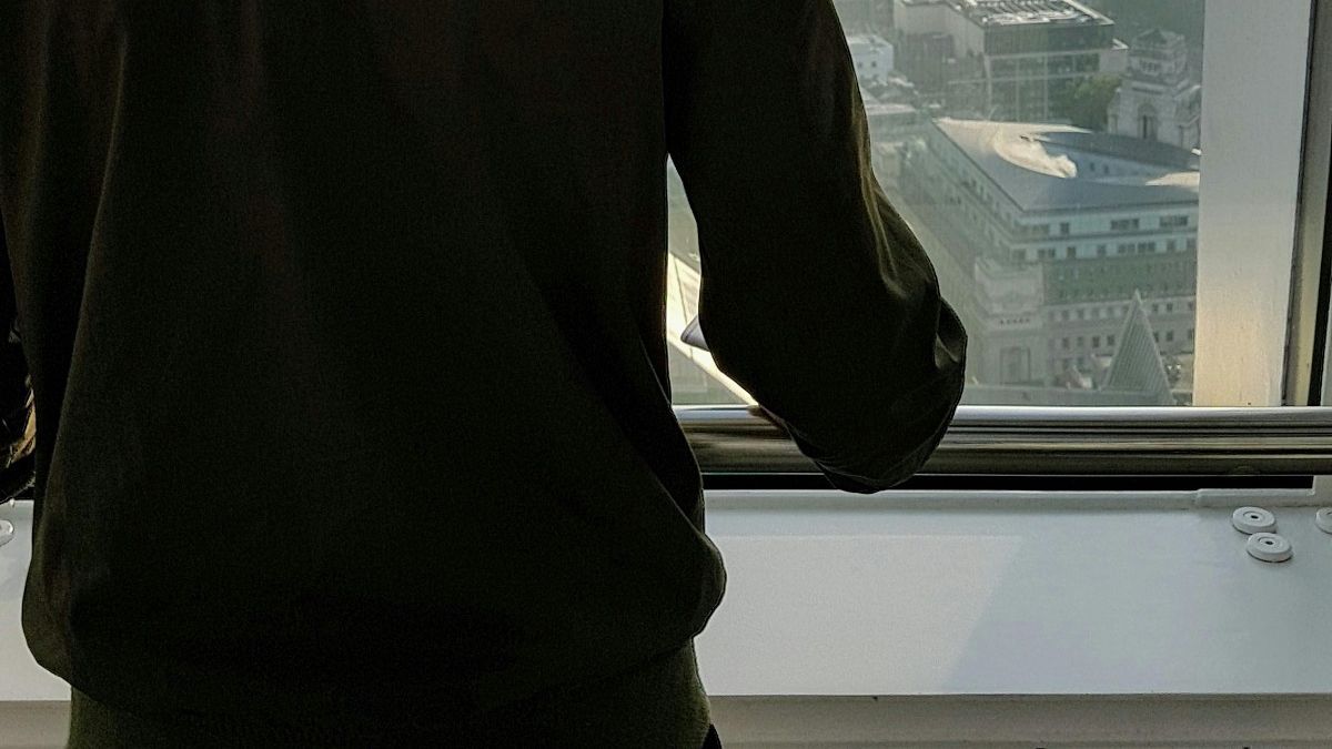 Мужчина возле окна