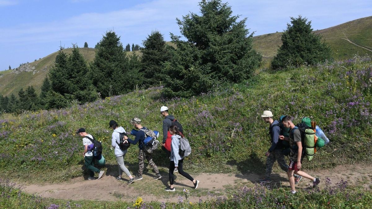 Туристы посещают горы Алматы