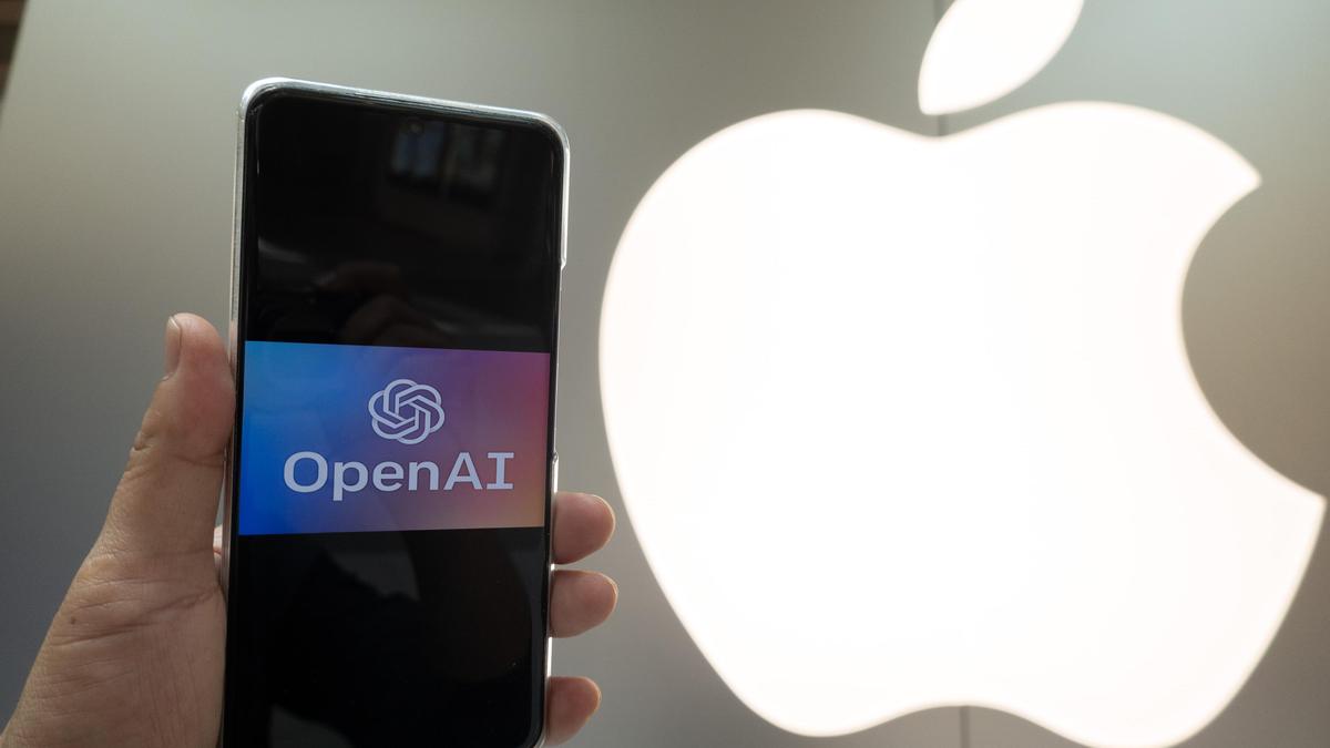 Логотипы Apple и OpenAI