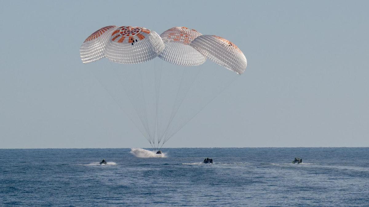 Спасательная капсула с астронавтами NASA Спасательная капсула с астронавтами NASA