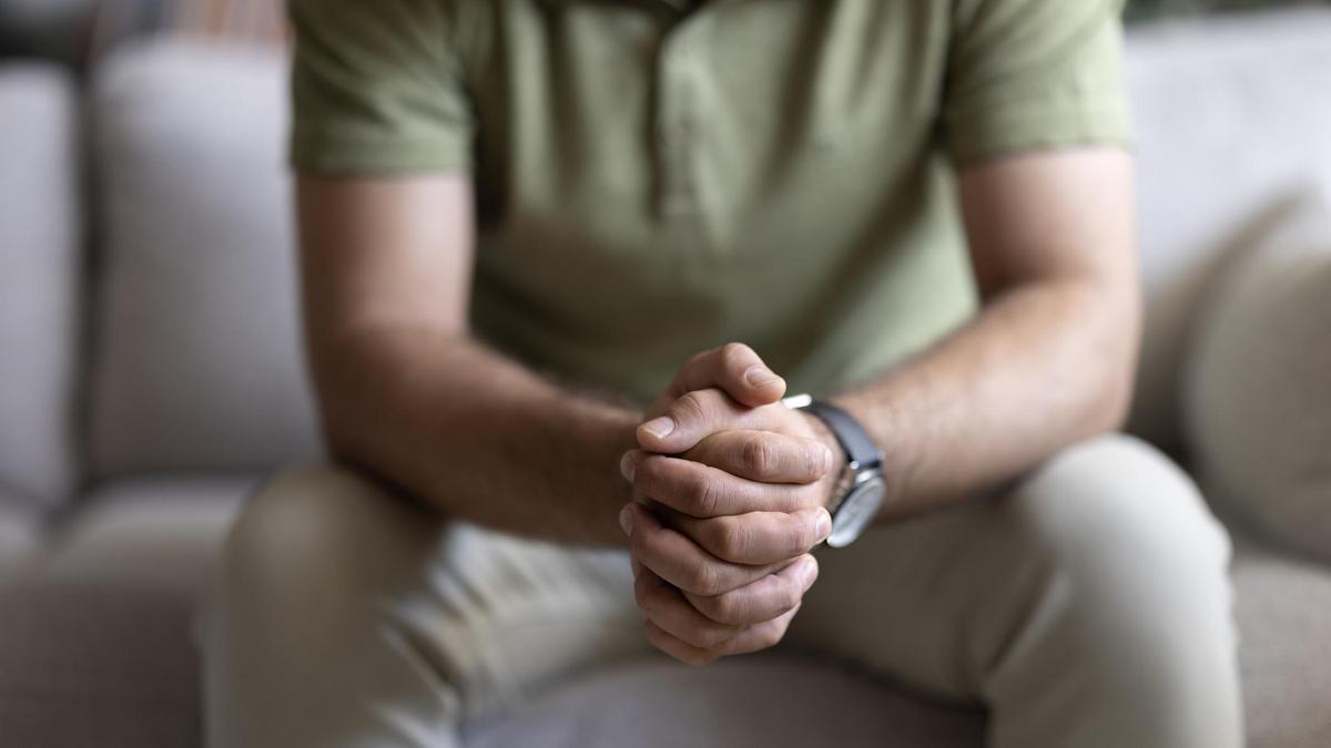 Мужчина сидит на диване