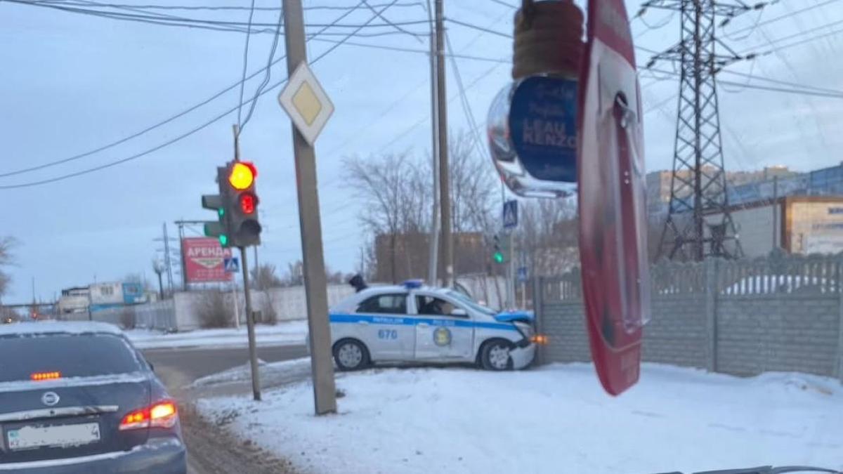 Автомобиль полиции врезался в забор в Павлодаре