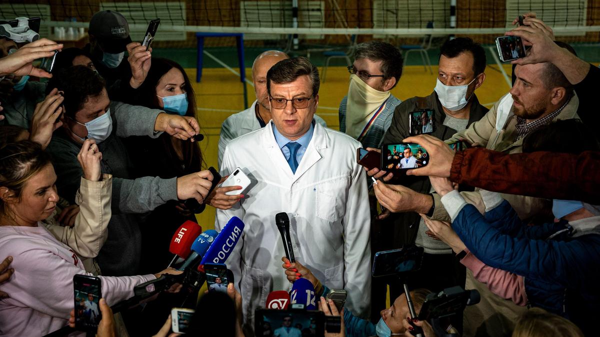 Экс-главврача омской больницы, где лежал Навальный, нашли живым