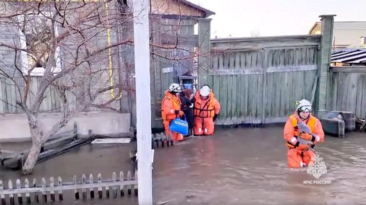 Спасатели эвакуируют население