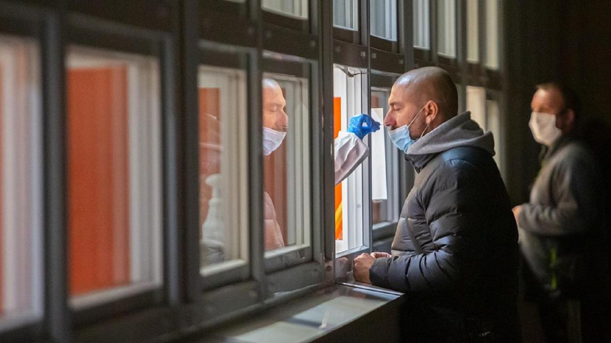 Коронавирусқа тексеріліп жатқан адам Коронавирусқа тексеріліп жатқан адам