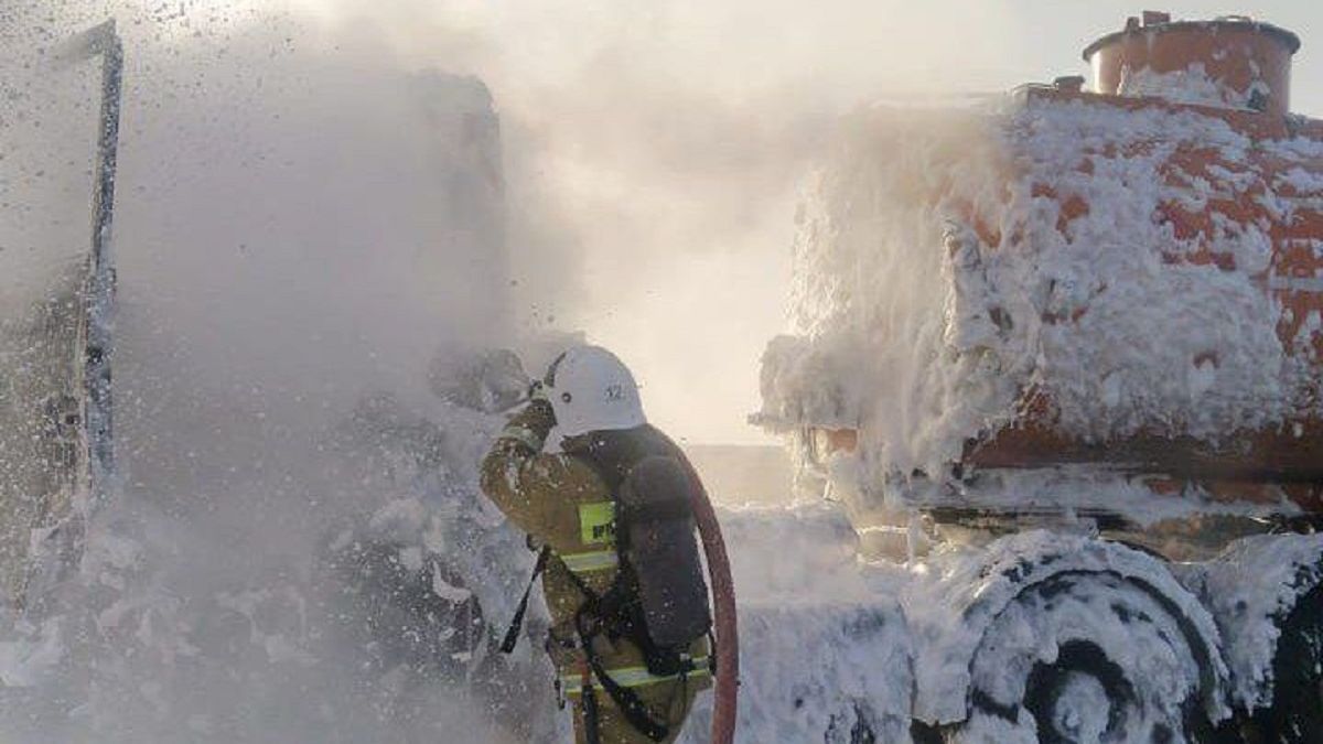 Пожарные тушат пожар