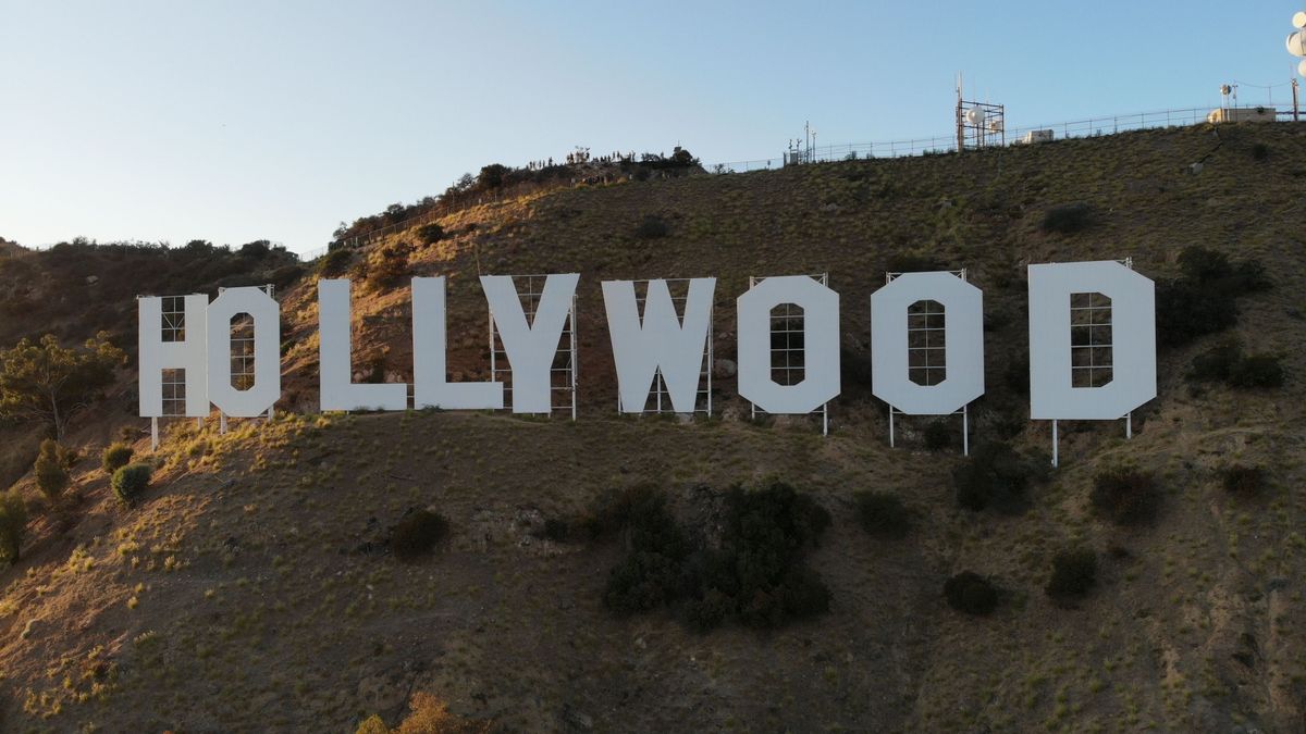 Надпись Hollywood на склоне горы