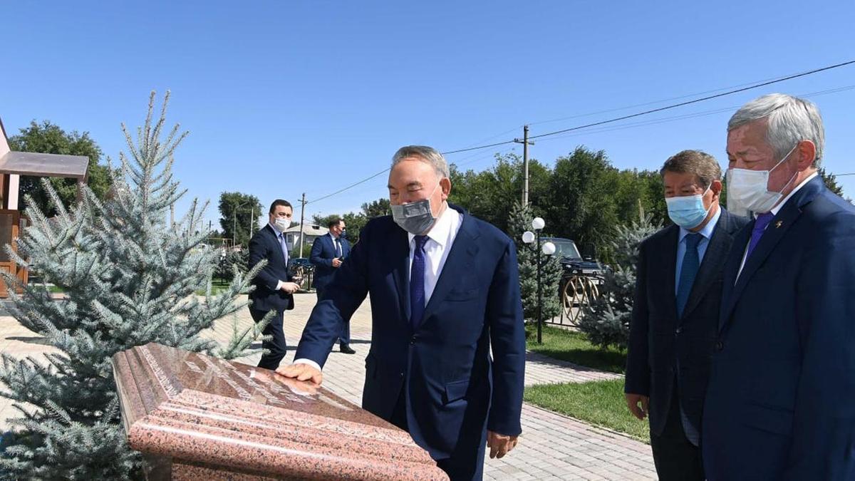 Нурсултан Назарбаев и Бердибек Сапарбаев