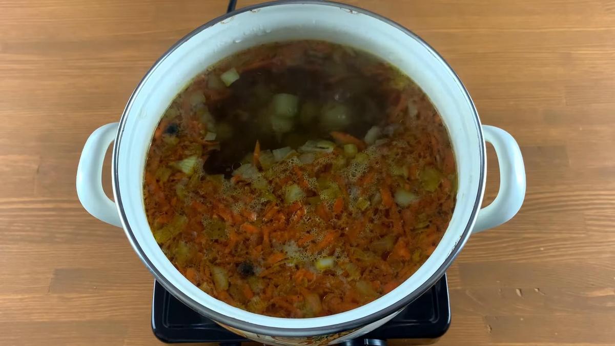 В кастрюле на плите варится суп
