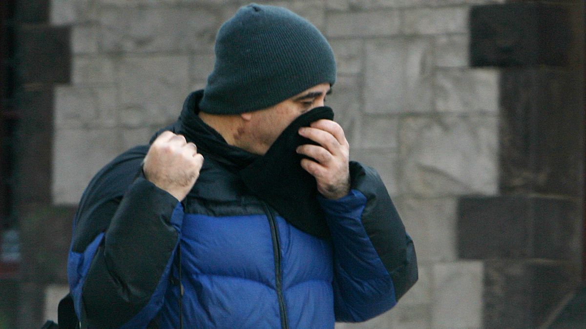 Мужчина закрывает нос от запаха