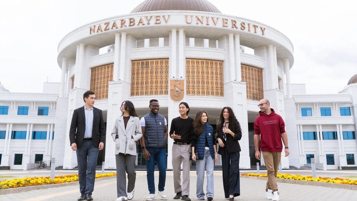 Студенты возле Nazarbayev University