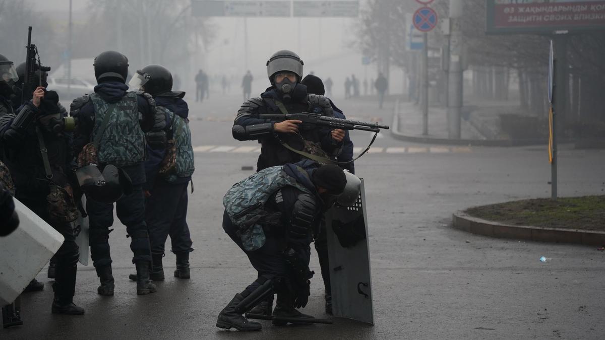 Полиция обороняется во время митингов