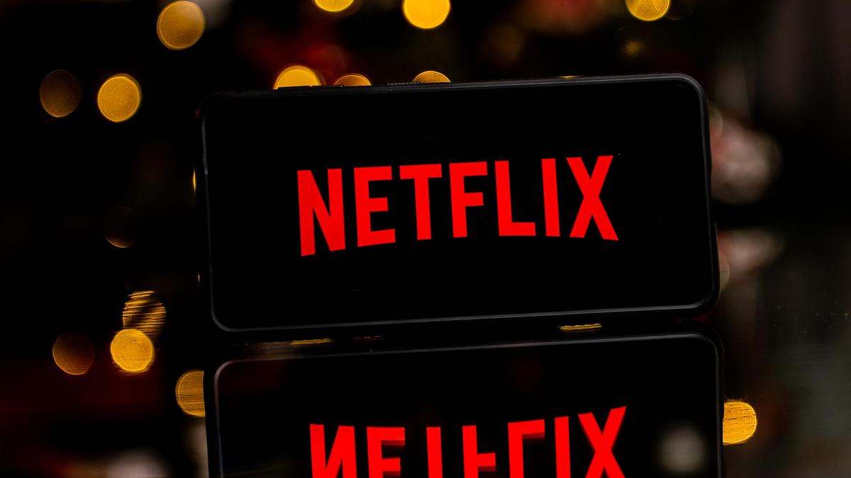 Логотип Netflix на экране смартфона