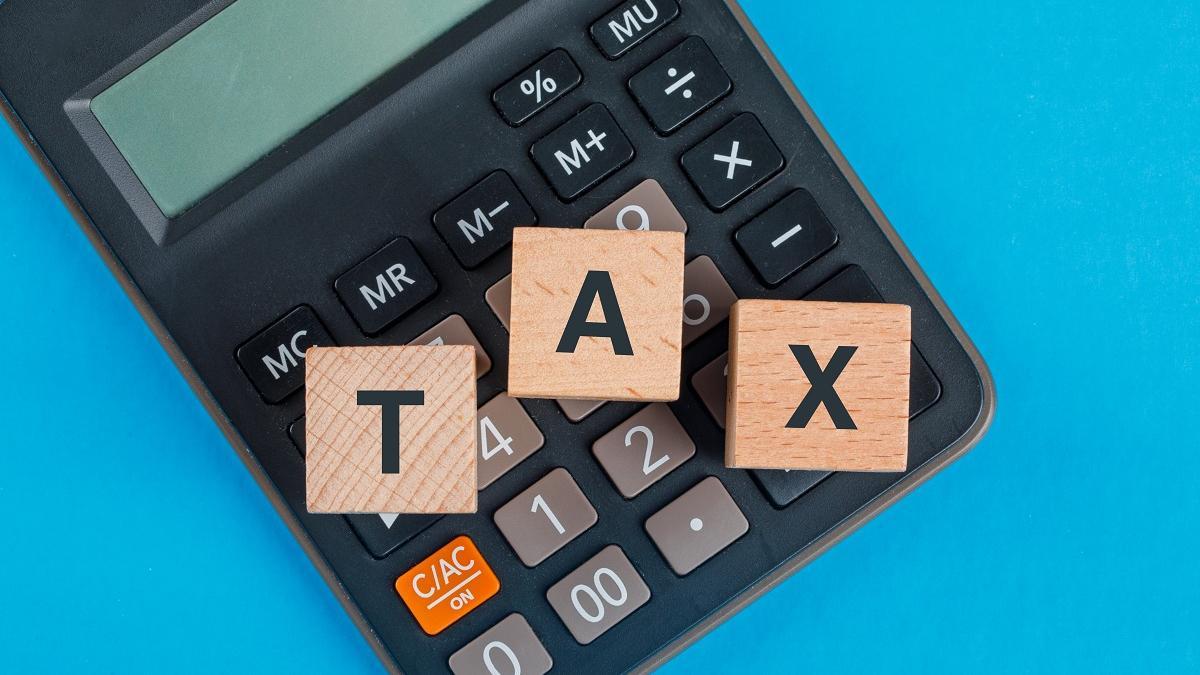 Кубики с надписью Tax на калькуляторе