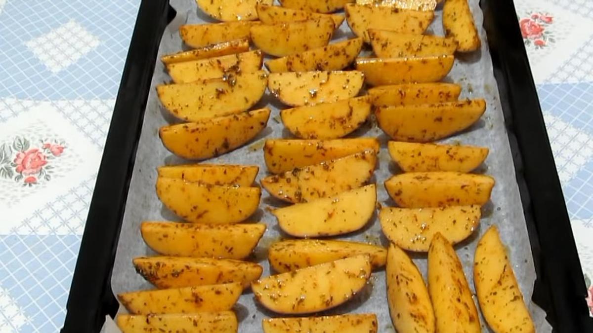 Нарезанный дольками картофель