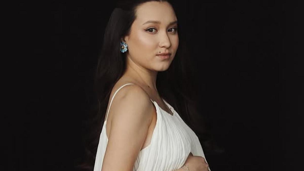 Бөкселер жалаңаш ұйықтайды Шәуетпен жабылған апайдың суреті