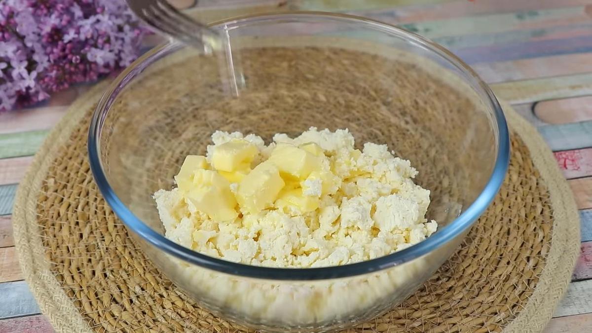 В стеклянной чаше творог и сливочное масло