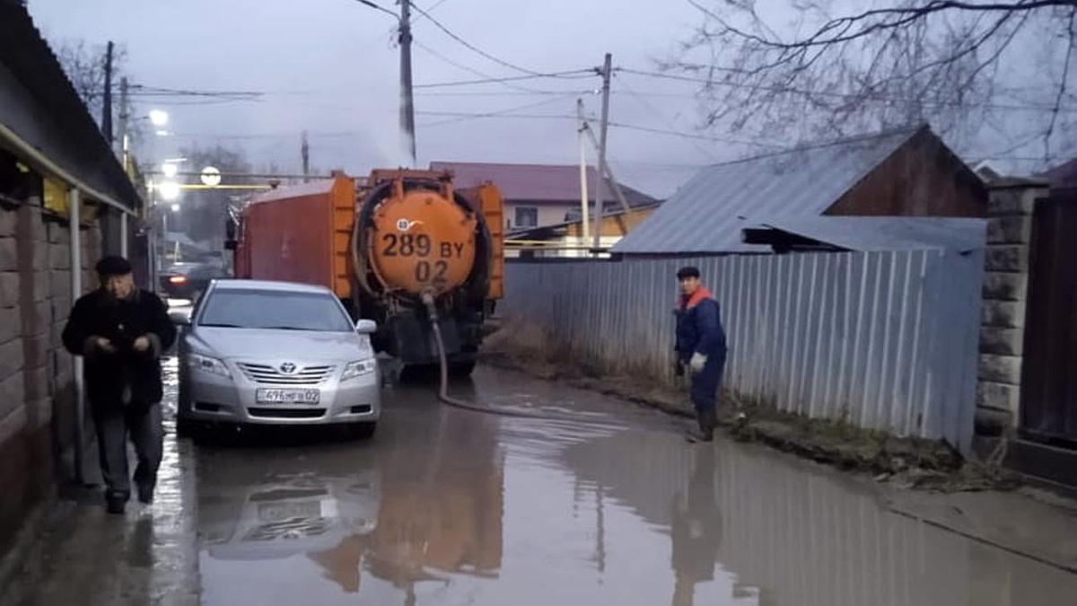 Воду откачивают на затопленной улице