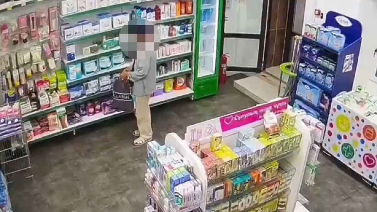 Мужчина в аптеке
