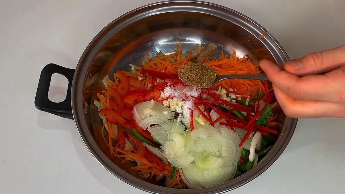 В кастрюлю с ингредиентами салата добавляют специи
