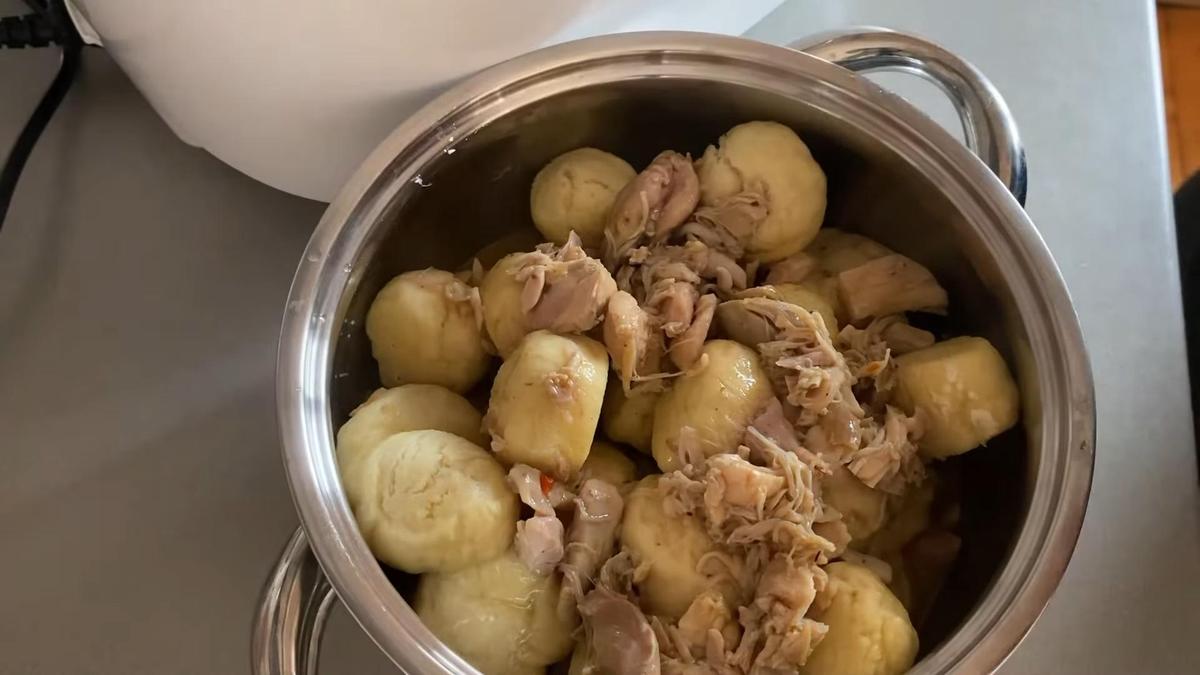 В кастрюле галушки с мясной подливой