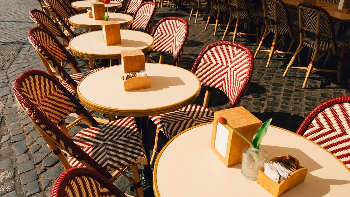 Столики в кафе