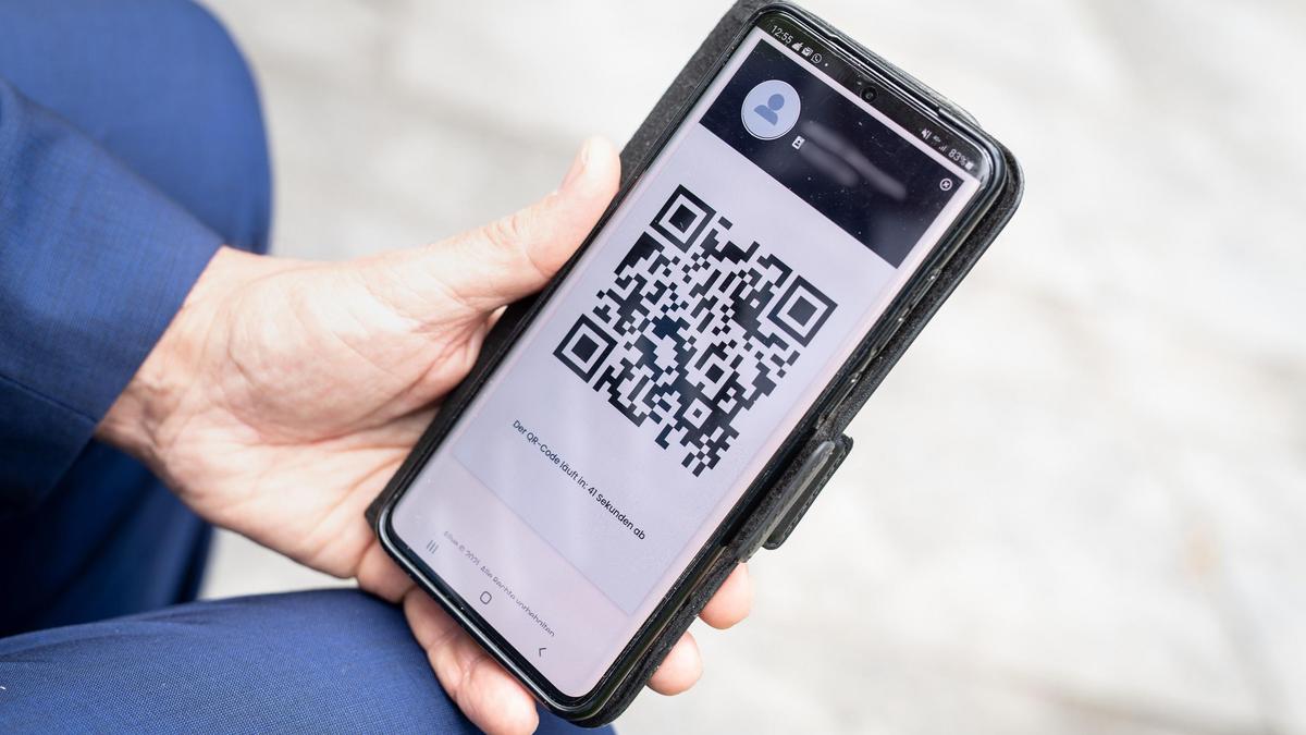 Мужчина сканирует QR-код